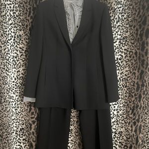 Casual Corner women black 2pc suit. Again…Timeless and classy♥️